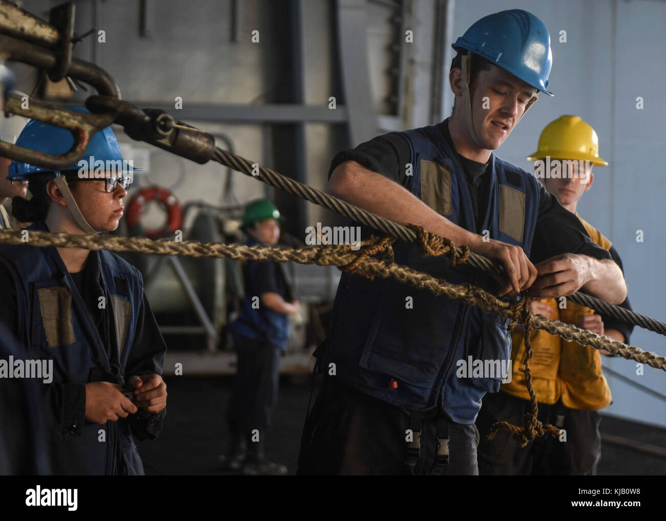 PACIFIC OCEAN (Nov. 21, 2017) U.S. Navy Sailors prepare the tension ...