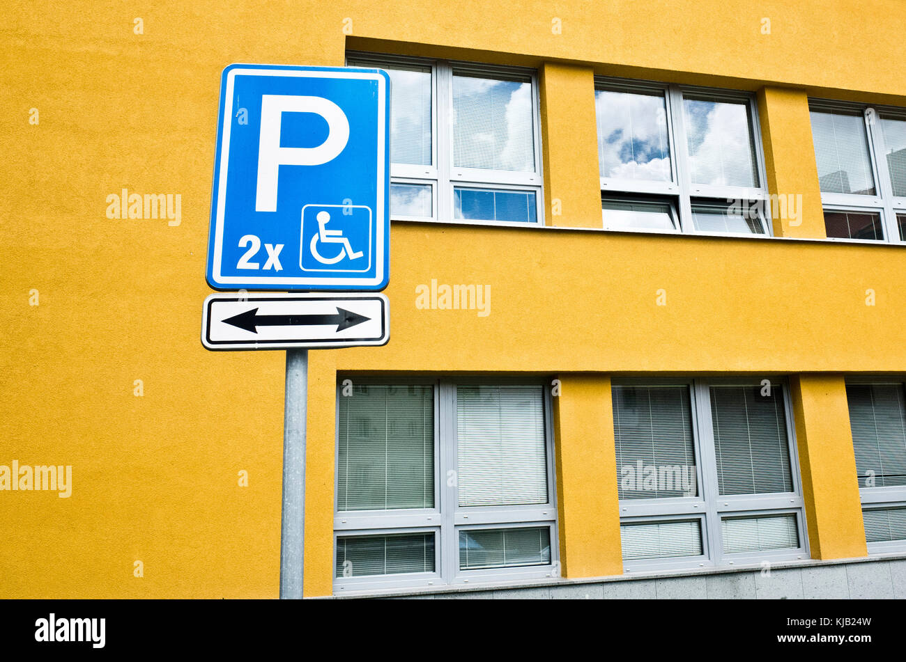 disabled parking sign Stock Photo Alamy
