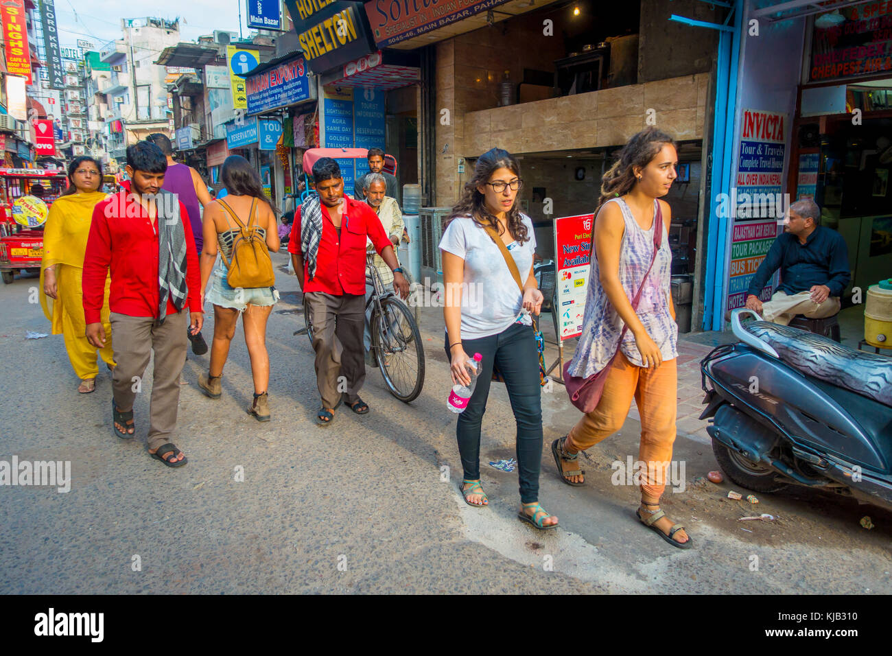 People walking india hi-res stock photography and images - Alamy