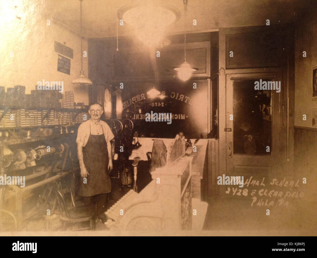 Michael Scherl, shoemaker in Philadelphia Stock Photo Alamy