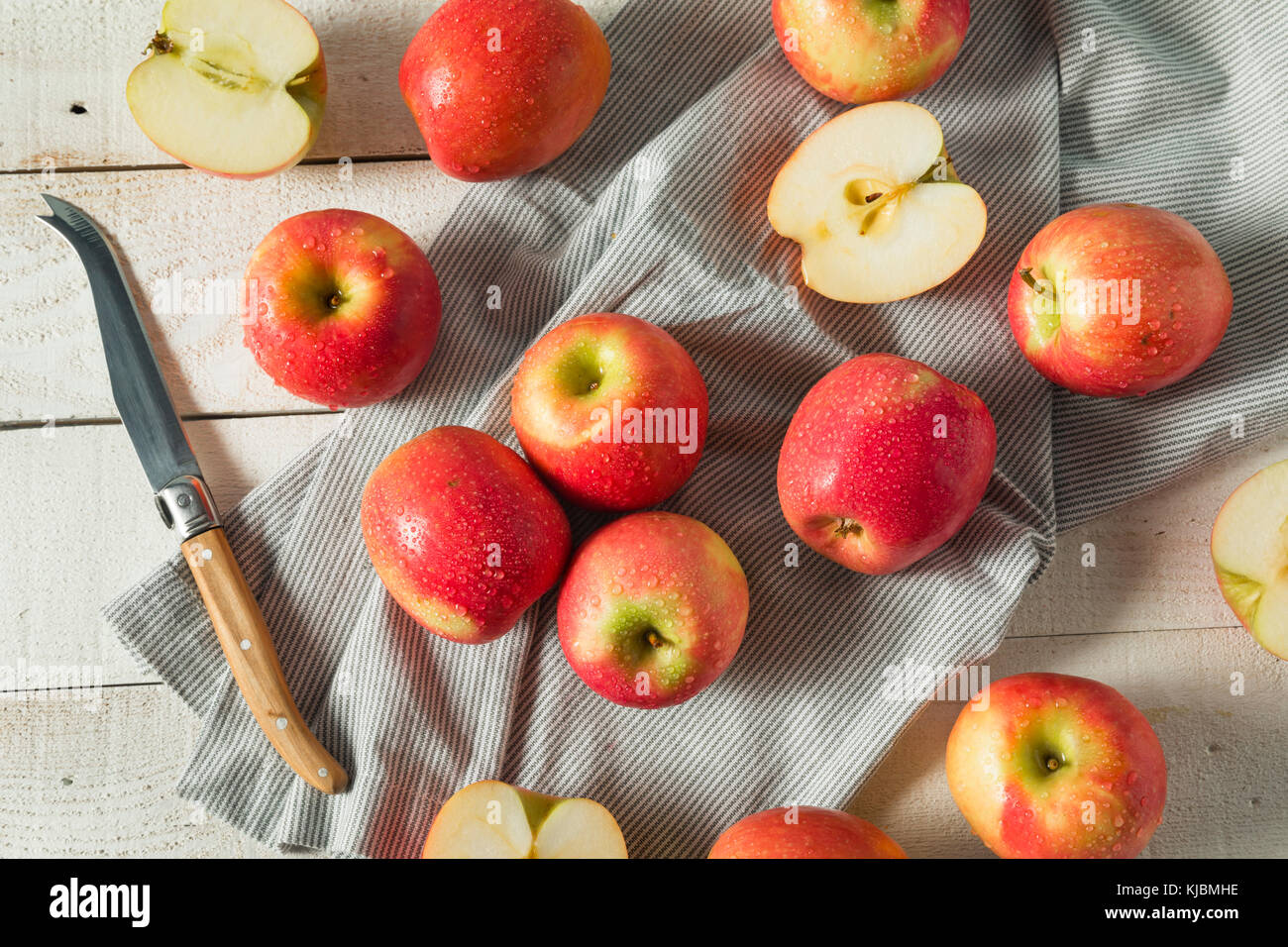 https://c8.alamy.com/comp/KJBMHE/raw-red-organic-pink-lady-apples-ready-to-eat-KJBMHE.jpg