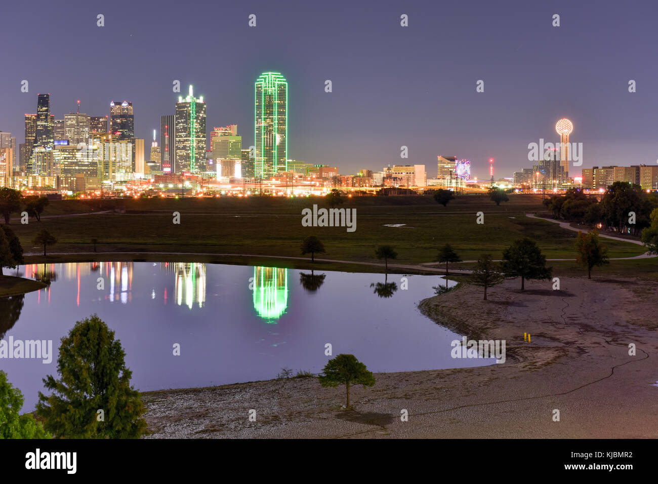 Dallas skyline at night hi-res stock photography and images - Alamy