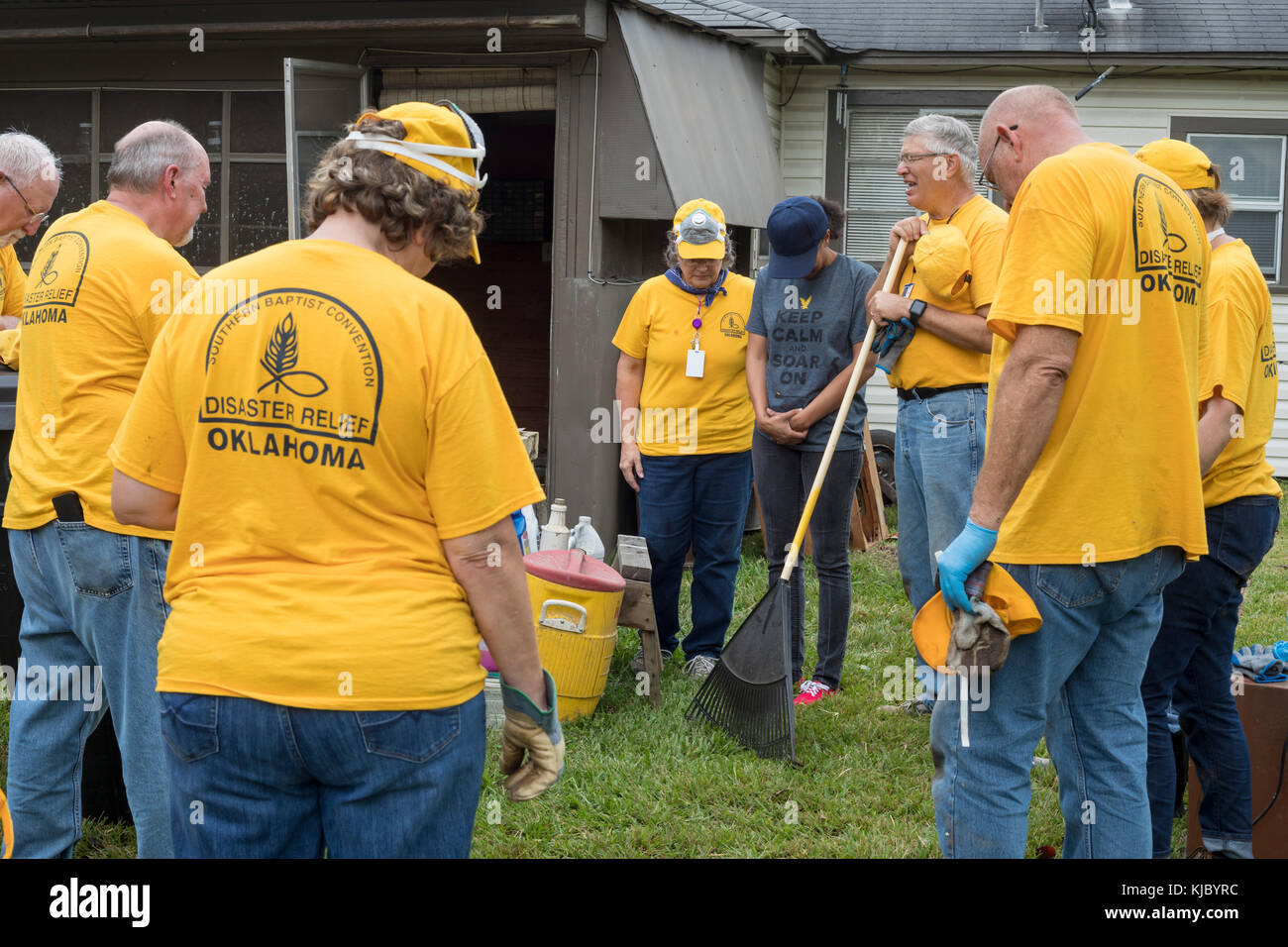 Houston, Texas - Oklahoma volunteers from the Southern Baptist Convention pray with a resident after helping clean her home. The home was flooded when Stock Photo