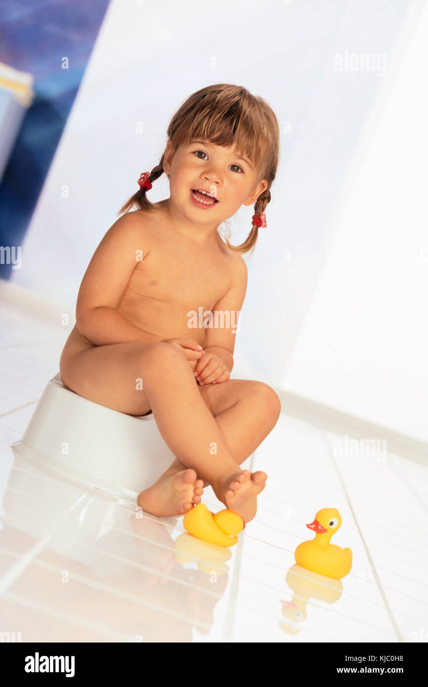 Potty training 2 year old girl fotografías e imágenes de alta resolución -  Alamy