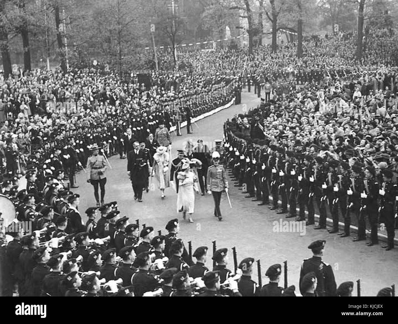 Their Majesties proceed along the ceremonial route in Toronto during the 1939 Royal Tour of Canada Stock Photo