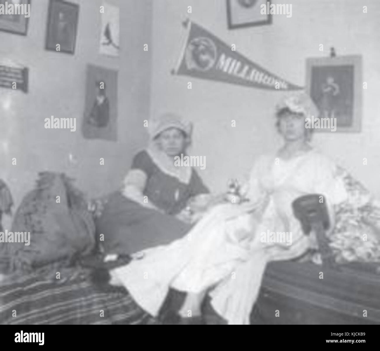 Women learning 1900s hi-res stock photography and images - Alamy