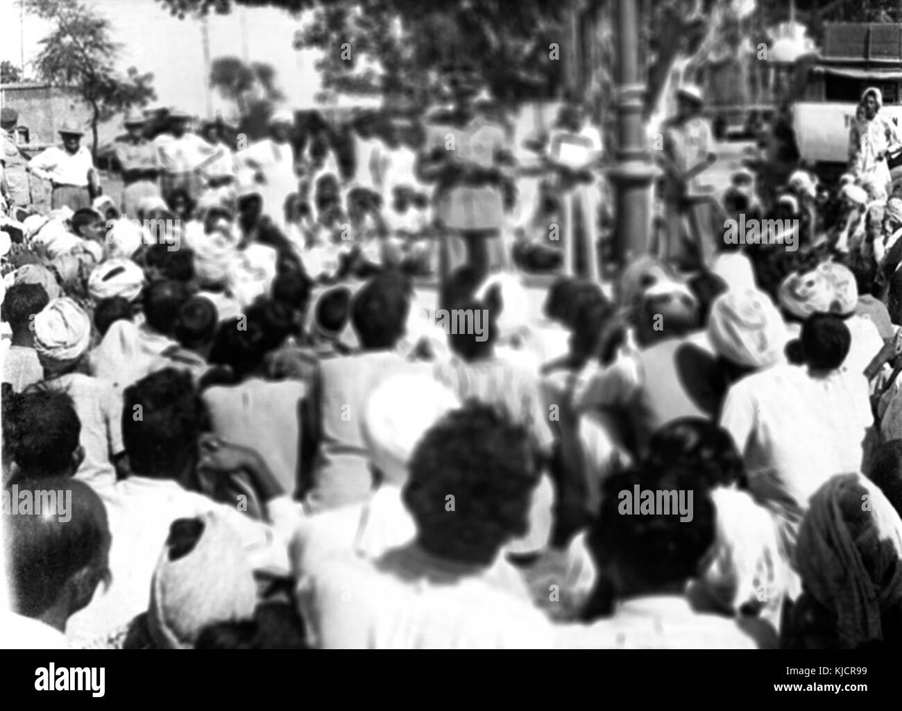 Major General Nathu Singh talking to a group of refugees from West Pakistan during partition of India Stock Photo