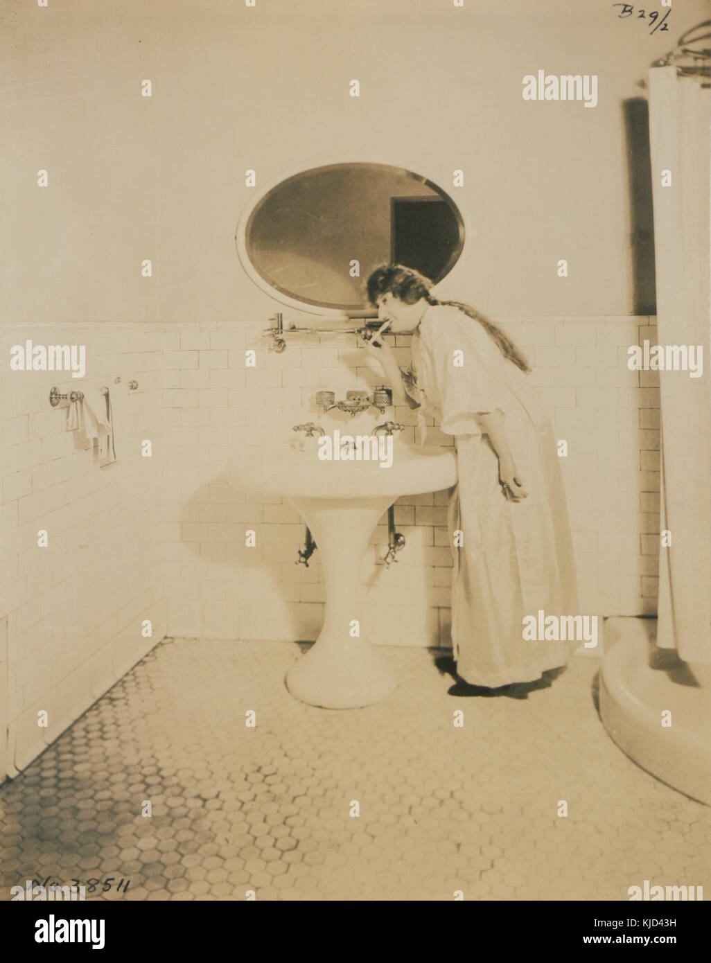 Living model in plumbing fixtures Photo D (HS85 10 38511 Stock Photo ...