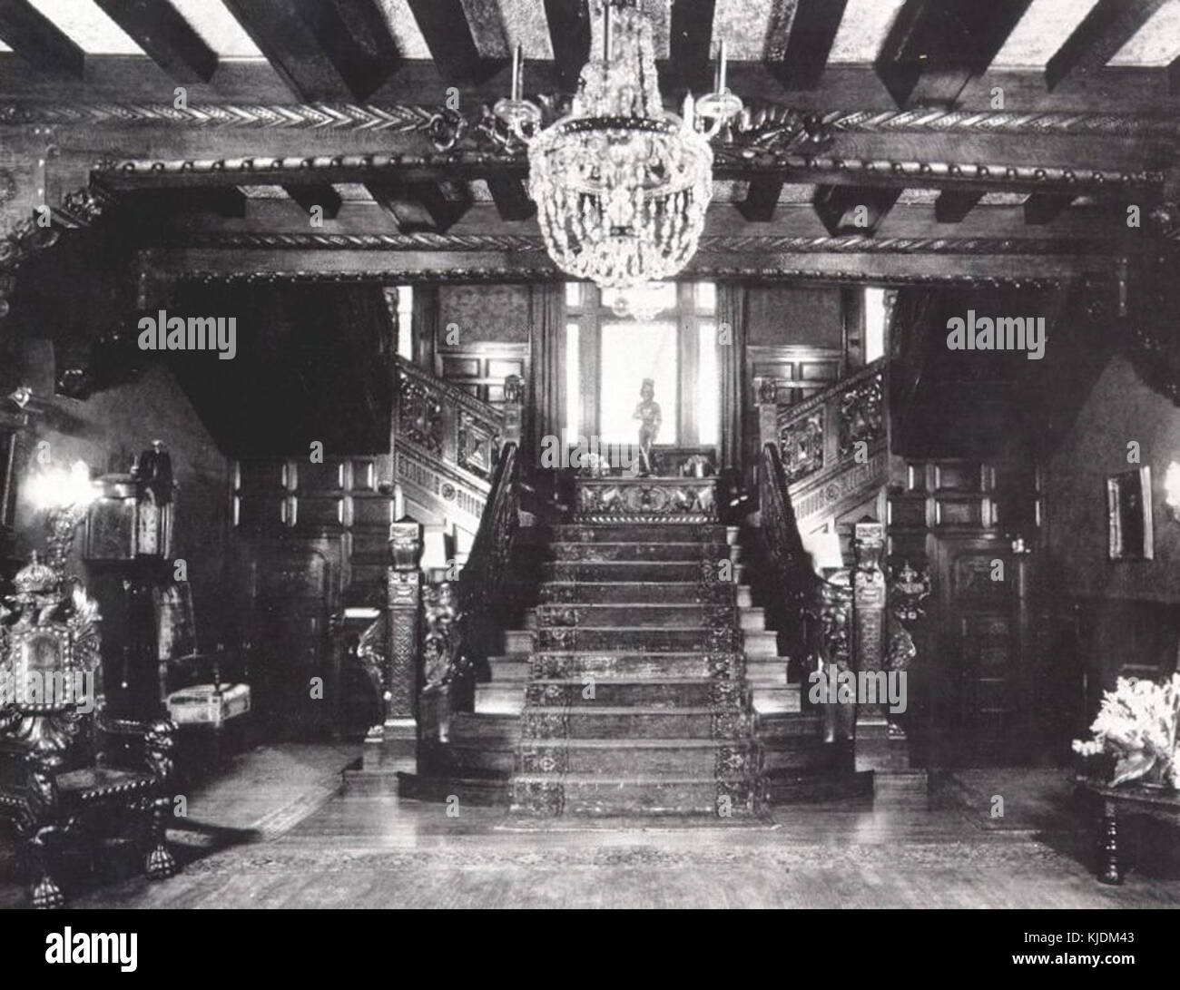 The Great Hall and Staircase (C.R. Hosmer House Stock Photo Alamy