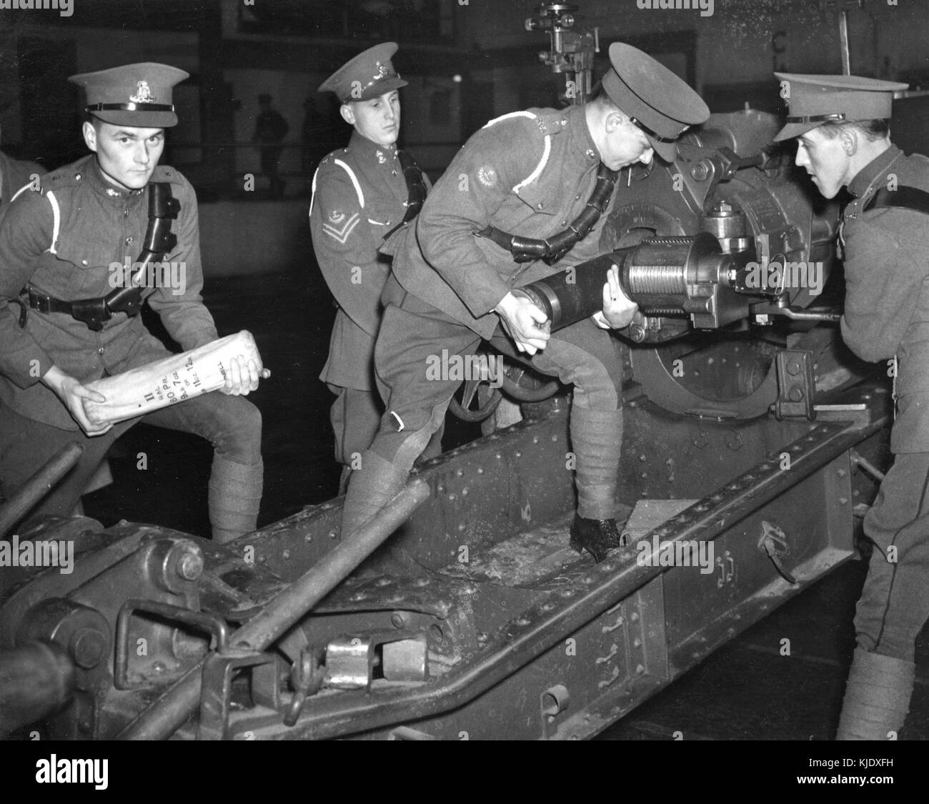 Loading 60 pounder gun at Bessborough Armoury 1934 Stock Photo - Alamy