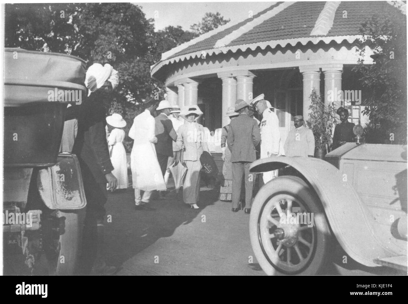 Viceregal party and state officials outside the Burra Bungalow in Dhar, Madhya Pradesh Stock Photo