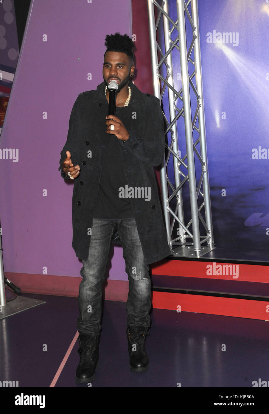 HOLLYWOOD, CA MAY 19 Guests take photos with Jason DeRulo's wax