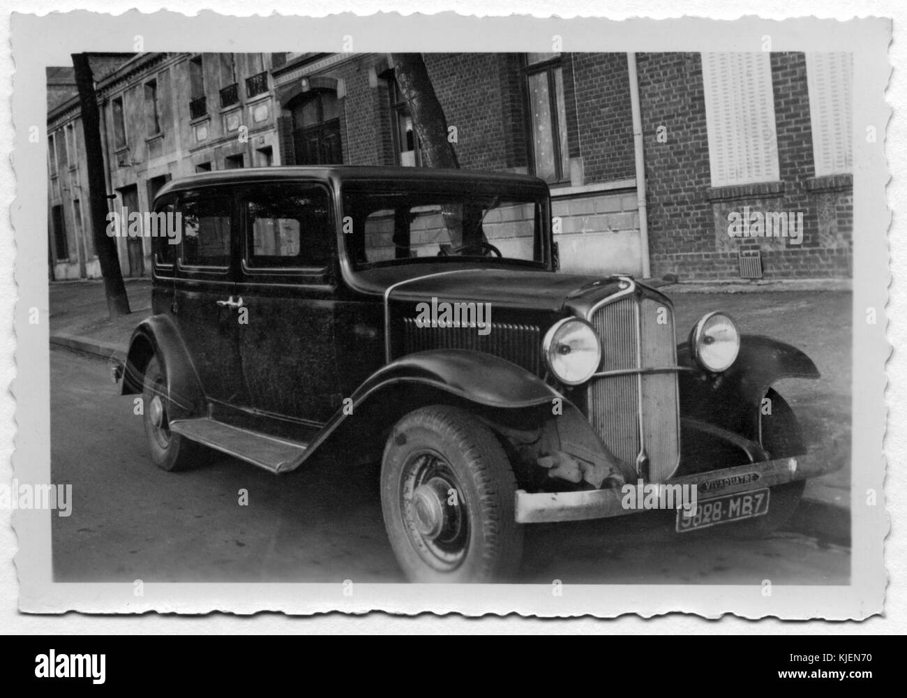 Renault 1930年代ヴィンテージ広告 Renault vintage 1930 hi-res stock photography and images - Alamy