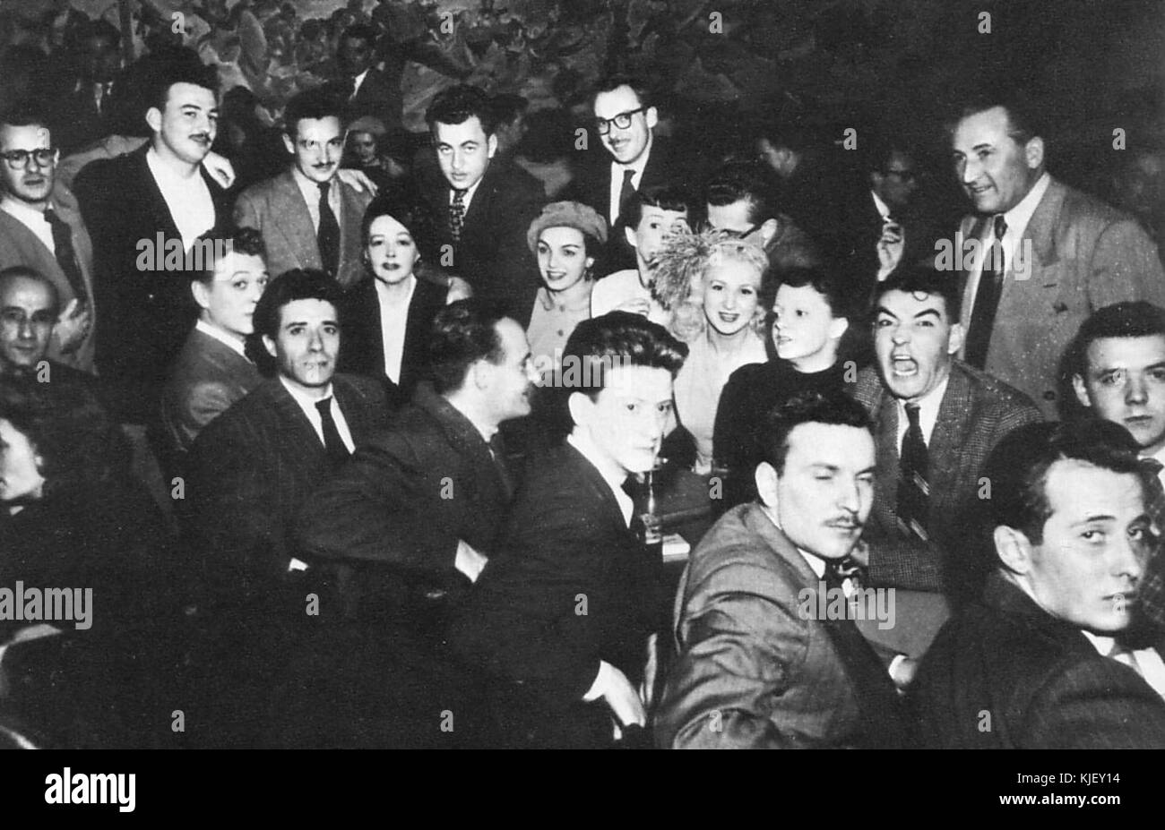 Un groupe d artistes reunis au Faisan Dore 1948 Stock Photo - Alamy