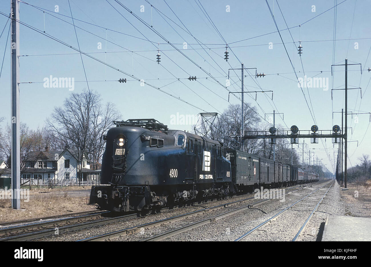 Penn Central GG1 4900 with Train 111, The President, at Seabrook, MD on March 23, 1969 (23680545644) Stock Photo