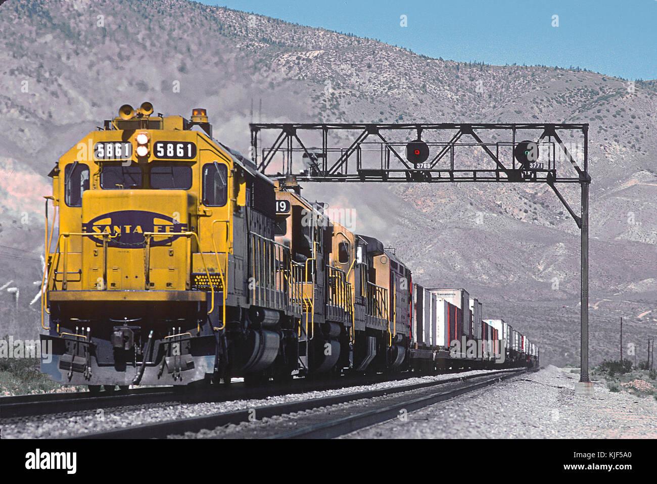ATSF 5861 just north of Majave, CA in March 1988 (27846691444 Stock ...