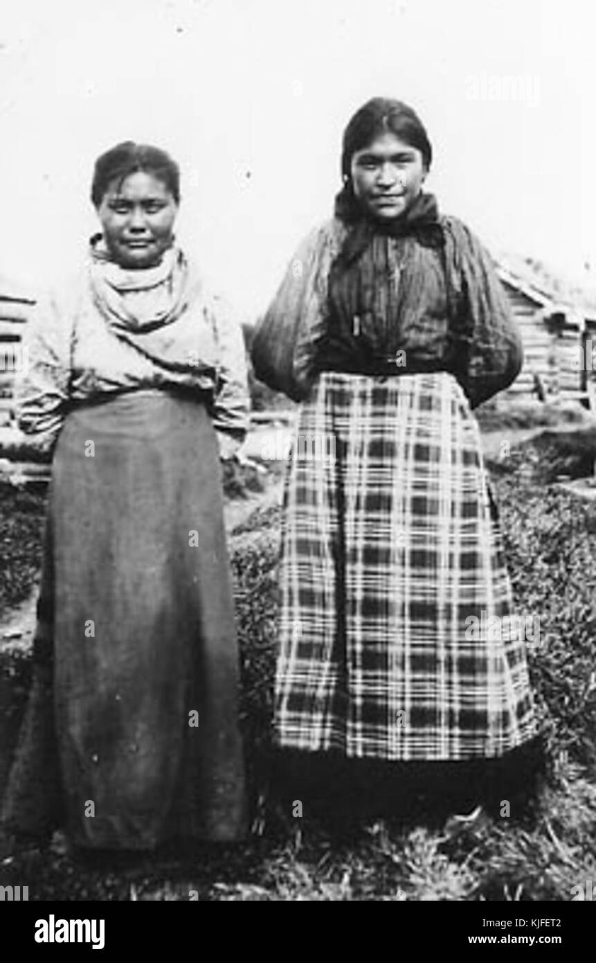 Slavey girls Mackenzie River Northwest Territories   NA 1463 23 Stock Photo