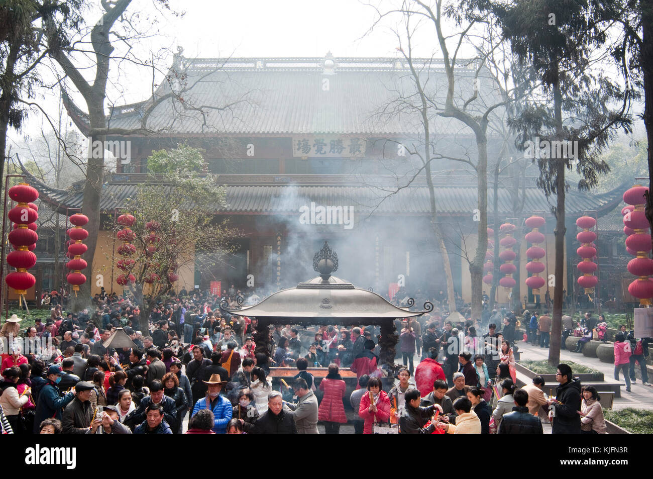 China, Hangzhou, People praying at Lingyin Temple, Grand Hall of the Great Sage, Mahavira Hall Stock Photo