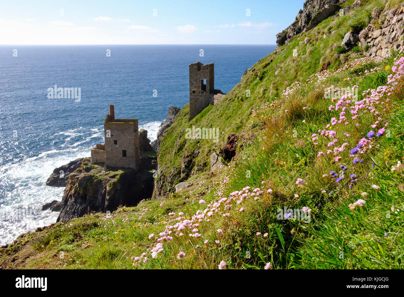 Ruinen vom ehemaligen Bergwerk an Steilküste, alte Zinnmine, Botallack Mine, St Just in Penwith, Cornwall, England, Großbritannien Stock Photo