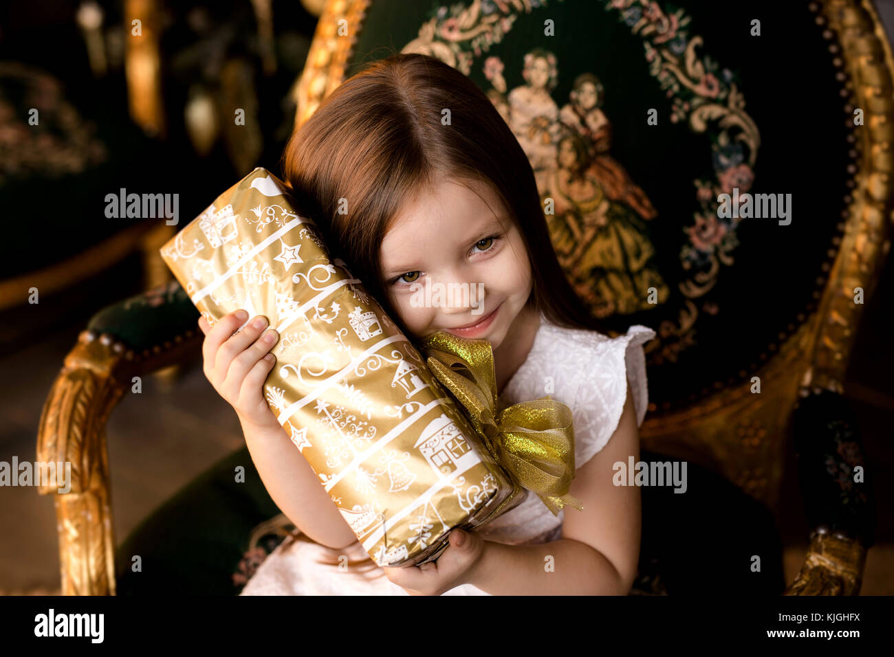 Happy little smiling girl with christmas gift box Stock Photo - Alamy