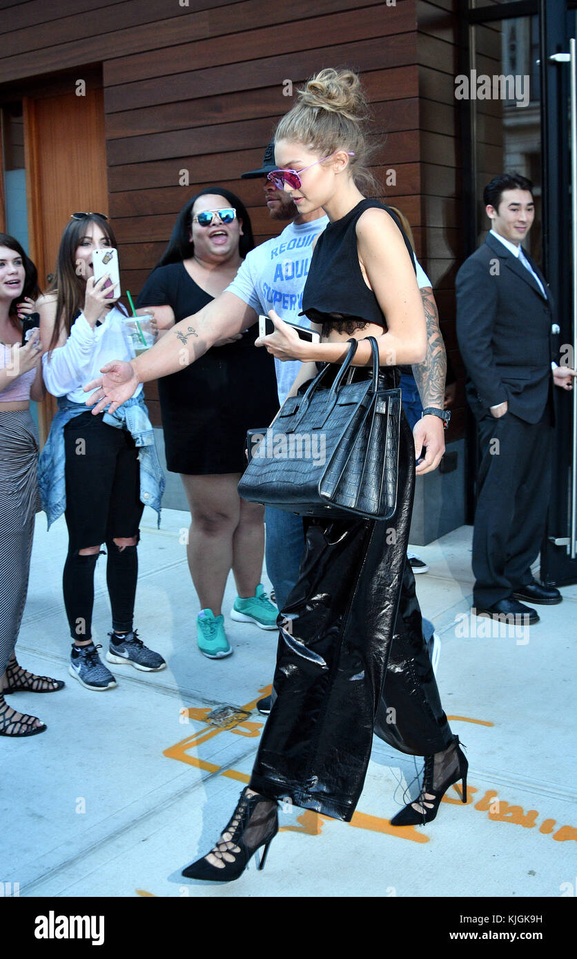 NEW YORK, NY - SEPTEMBER 12: Model Gigi Hadid leaves her East Village  apartment wearing a plastic outfit on September 12, 2016 in New York City.  People: Gigi Hadid Stock Photo - Alamy