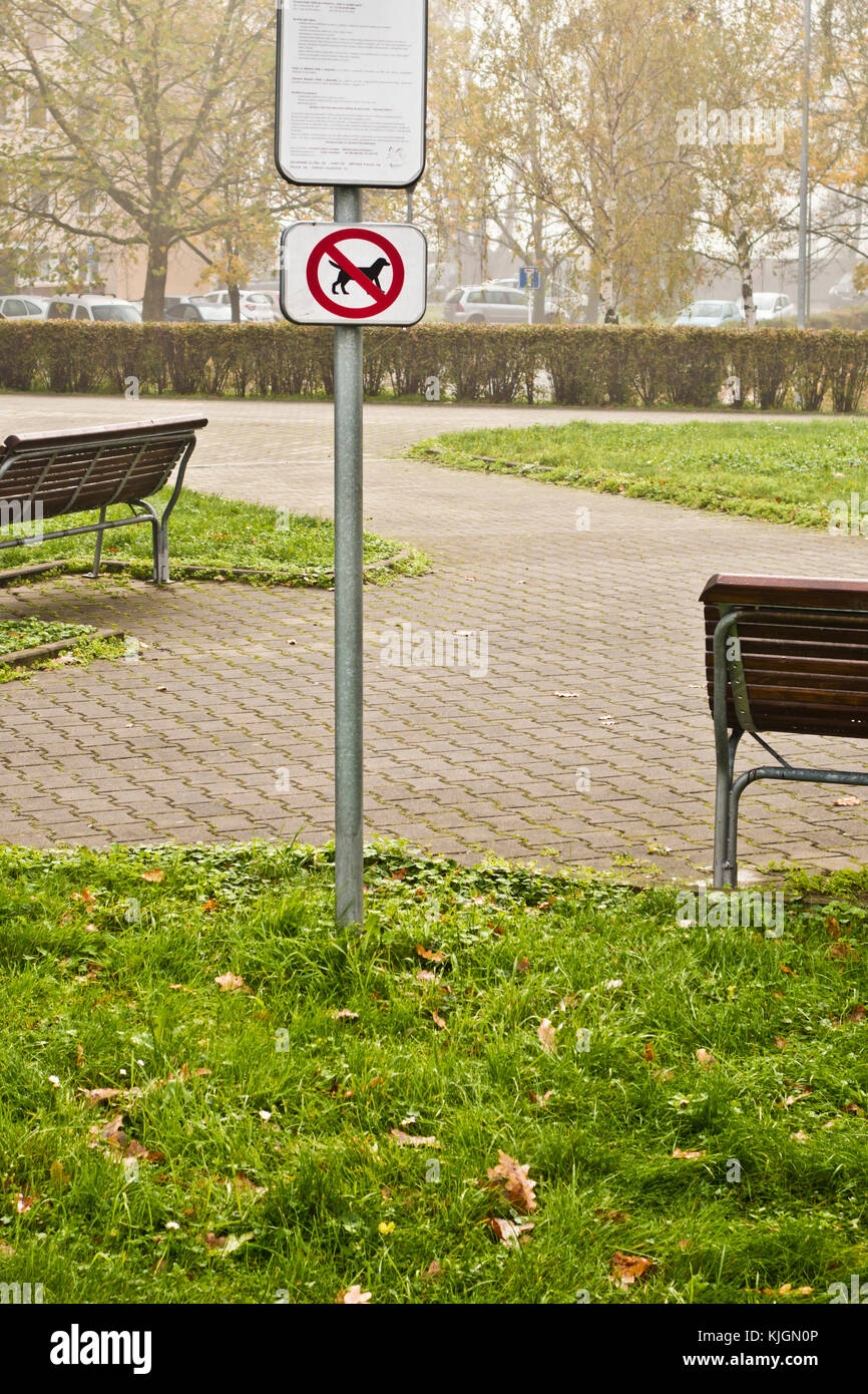 park with a no dog admitted sign Stock Photo
