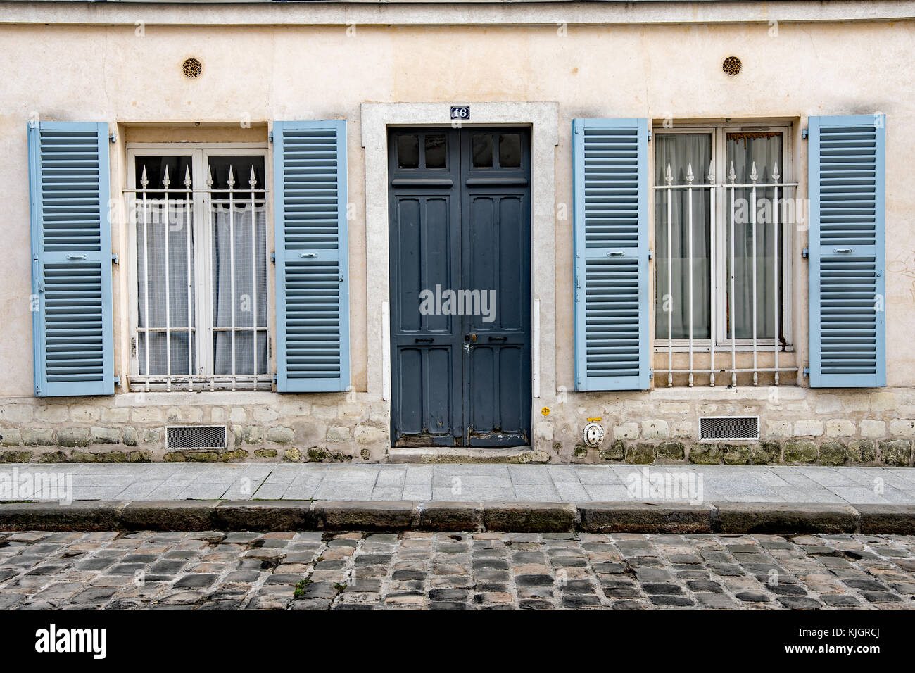 Paris window shutters hi-res stock photography and images - Page 2 - Alamy