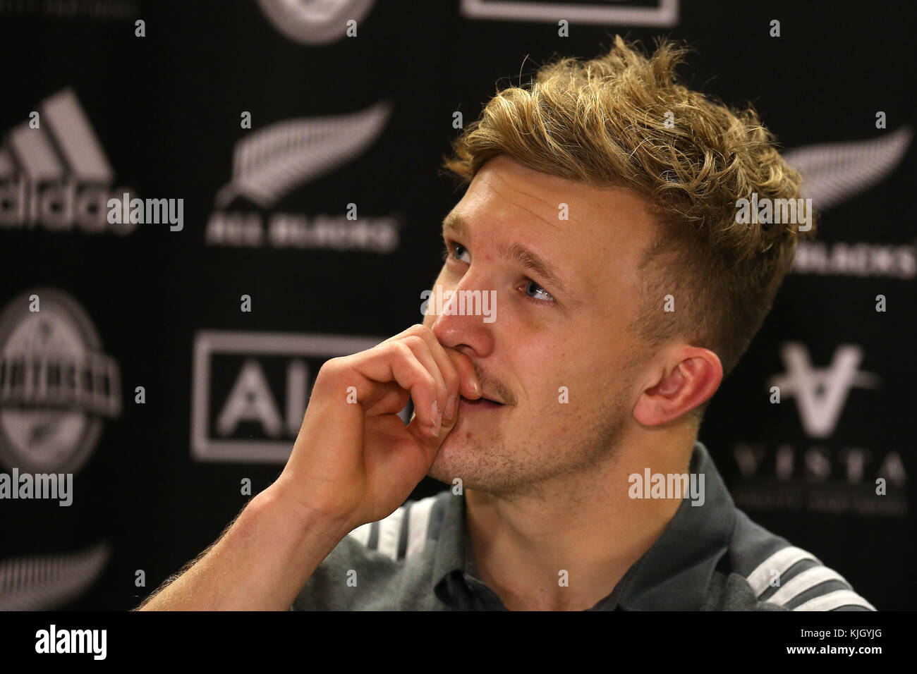 Cardiff Uk 23rd Nov 2017 Damian Mckenzie The New Zealand Stock Photo Alamy