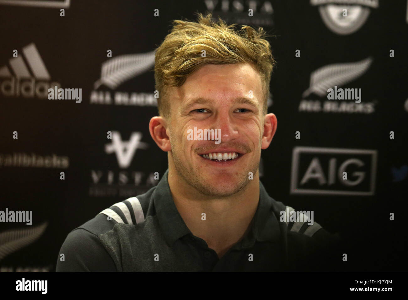 Cardiff Uk 23rd Nov 2017 Damian Mckenzie The New Zealand Stock Photo Alamy
