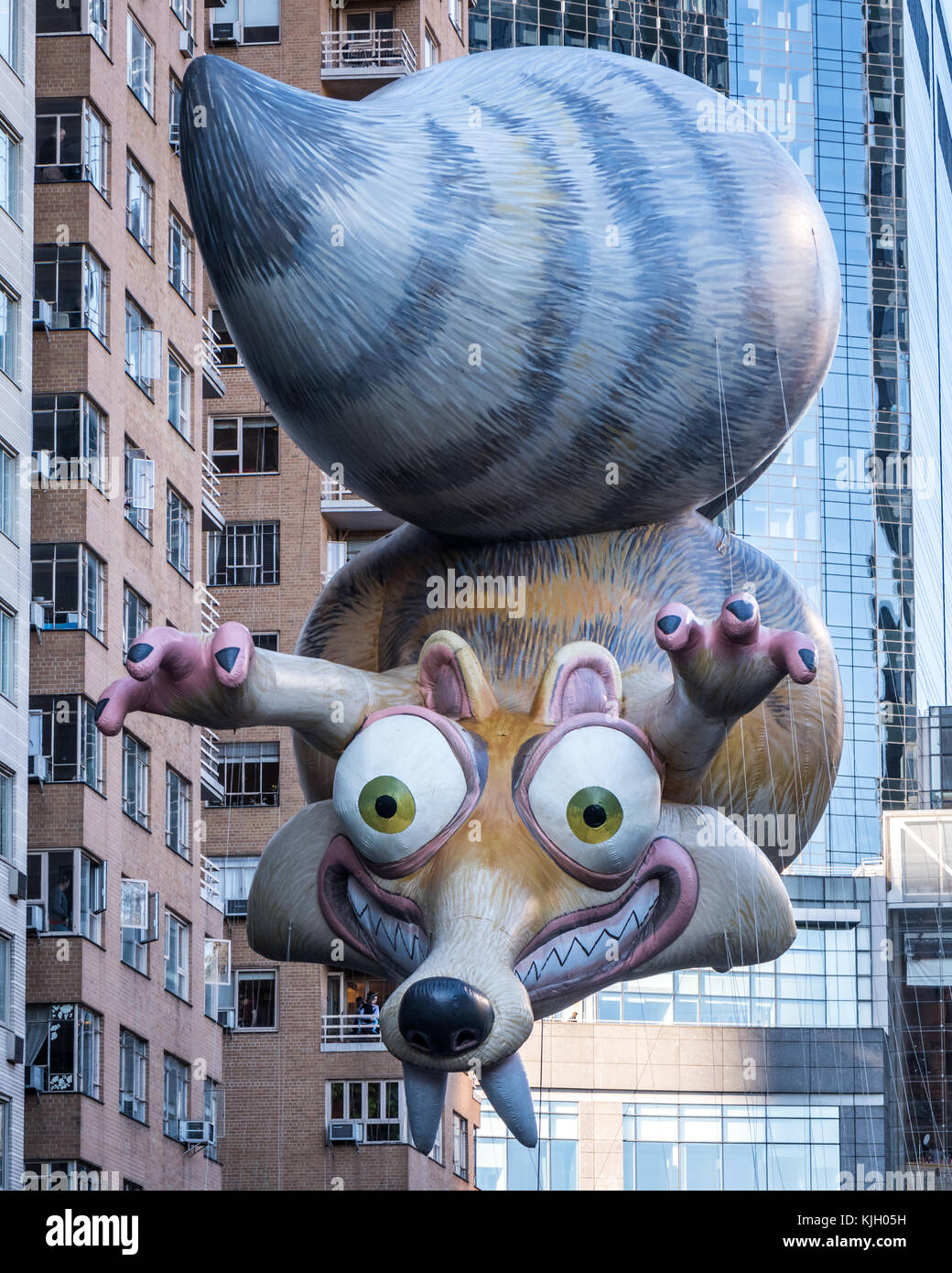 New York, USA. 23rd Nov, 2017. New York, USA, A balloon of Ice Age's Scrat participates in the 2017 Macy's Thanksgiving Day parade through New York's Central Park South. Credit: Enrique Shore/Alamy Live News Stock Photo