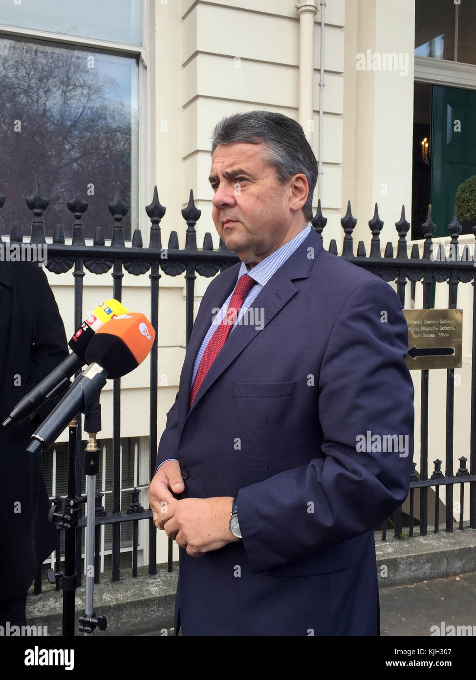 London, UK. 24th Nov, 2017. German Minister of Foreign Affairs Sigmar Gabriel (Social Democratic Party) replies to questions of journalists in London, England, 24 November 2017. Previously, Gabriel had met with his British counterpart Johnson in order to discuss the situation in the Middle East. Credit: Silvia Kusidlo/dpa/Alamy Live News Stock Photo