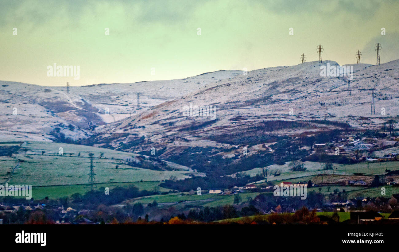 Glasgow, Scotland, UK 24th November. UK Weather: First snow to fall in the city as heavy showers hit the whole city and the kilpatrick hills to the west is snow covered. Credit: gerard ferry/Alamy Live News Stock Photo
