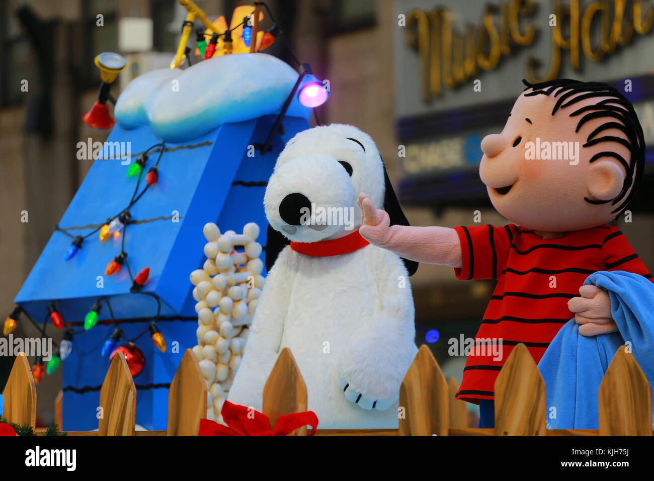New York, USA. 23rd Nov, 2017. The Snoopy's Doghouse float hosts a cast