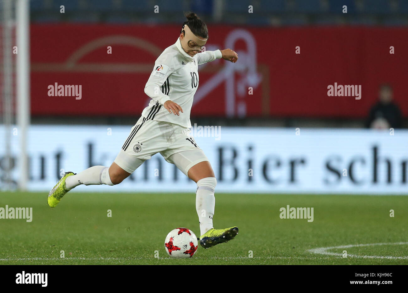 Bielefeld, Germany. 24th Nov, 2017. Germany's Dzsenifer Marozsan in action during the women's international friendly soccer match between Germany and France in the Schueco Arena stadium in Bielefeld, Germany, 24 November 2017. Credit: Friso Gentsch/dpa/Alamy Live News Stock Photo