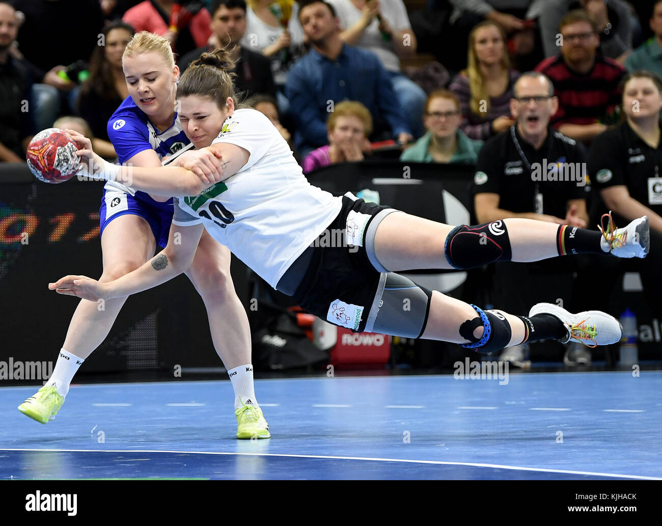 Jennifer Rode Dresden, Germany. 25th Nov, 2017. Germany's Jennifer Rode (r) and ...