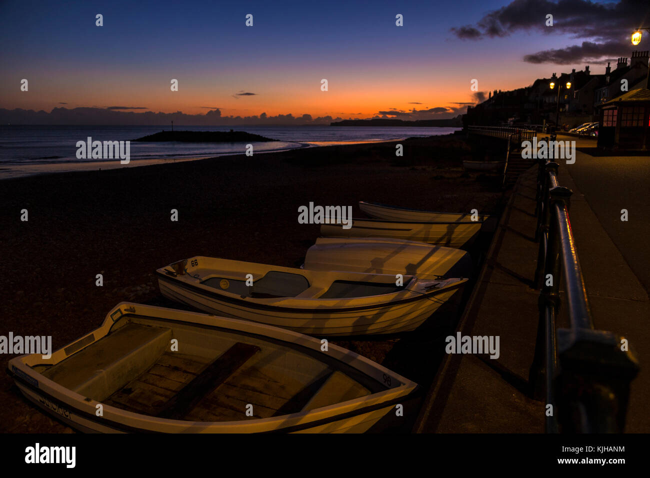 Sidmouth, Devon, 25th Nov 17 Following a frosty start, the day continued cold and clear in Devon. A  beautiful sunset on Sidmouth beach. Tony Charnock/Alamy Live News Stock Photo