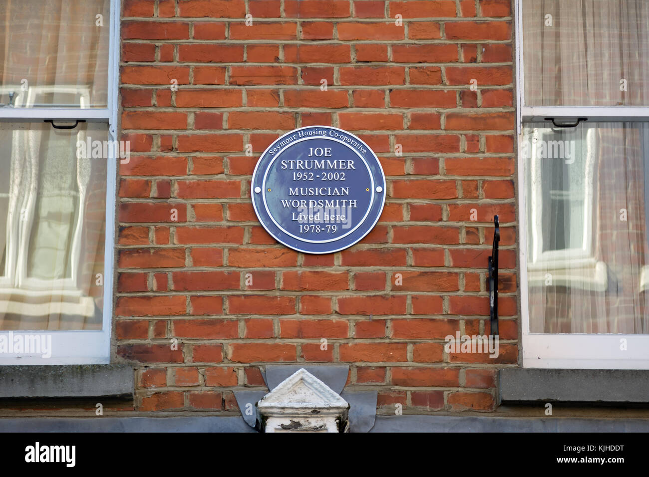 seymour housing co-operative blue plaque marking a home of wordsmith and musician joe strummer Stock Photo