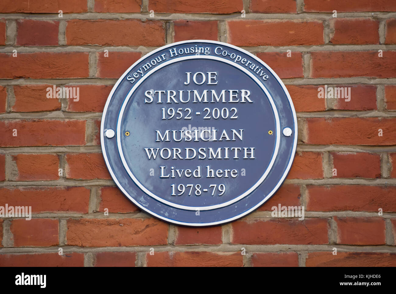 seymour housing co-operative blue plaque marking a home of wordsmith and musician joe strummer Stock Photo