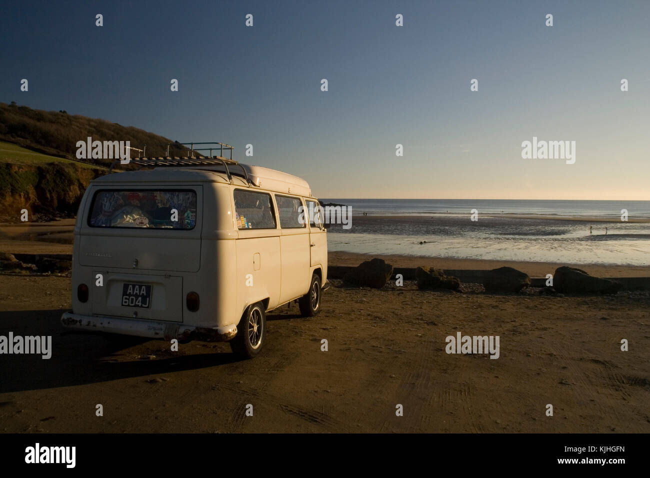 VW campervan by the beach at Caerhayes, Cornwall Stock Photo - Alamy