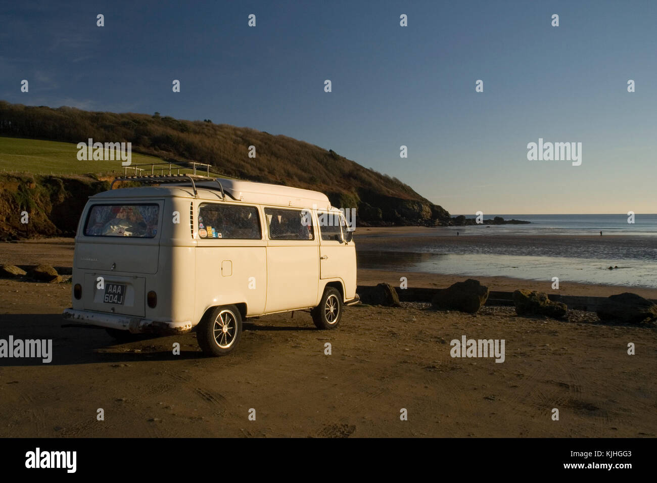 VW campervan by the beach at Caerhayes, Cornwall Stock Photo - Alamy