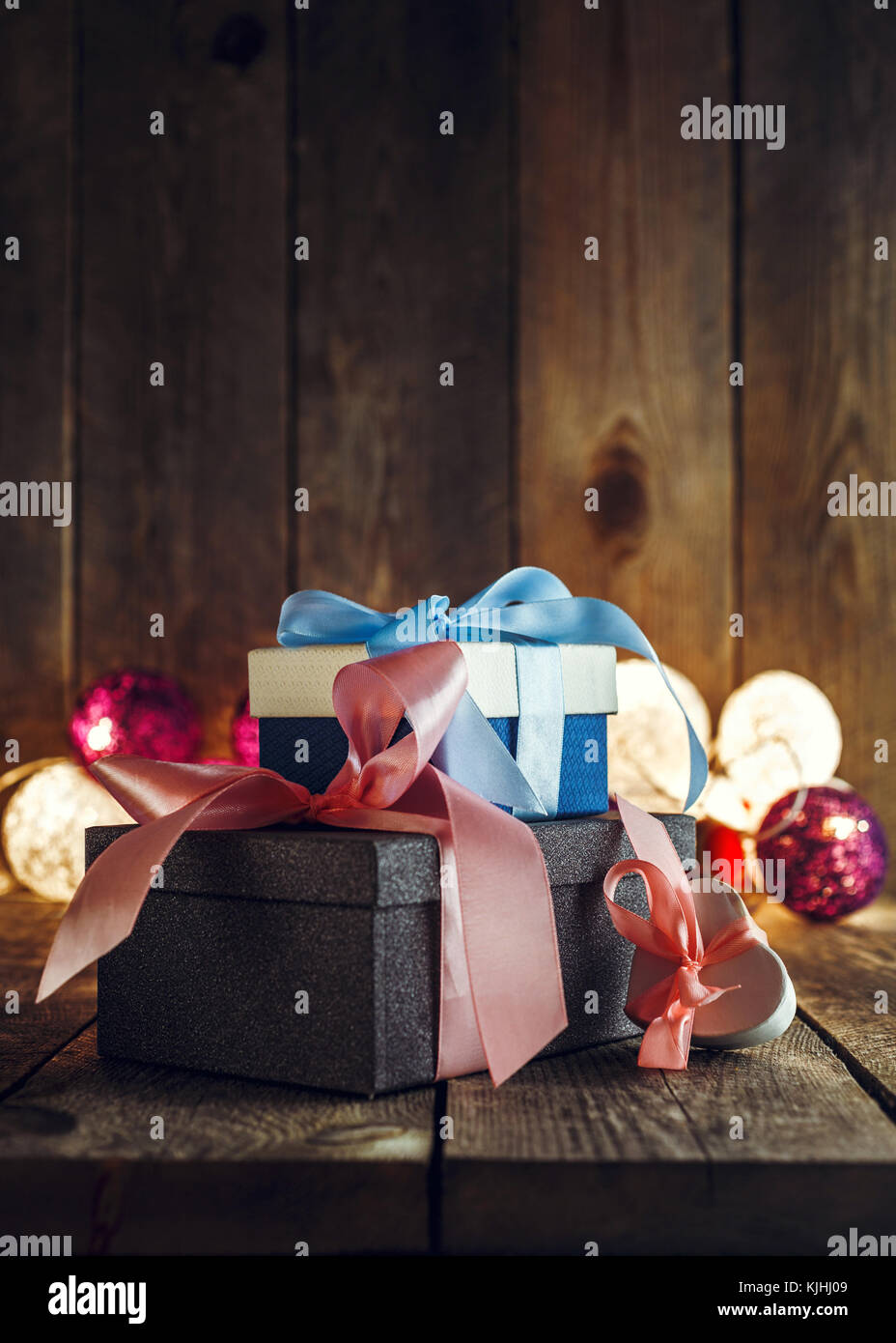 Gift wrapping paper hi-res stock photography and images - Alamy