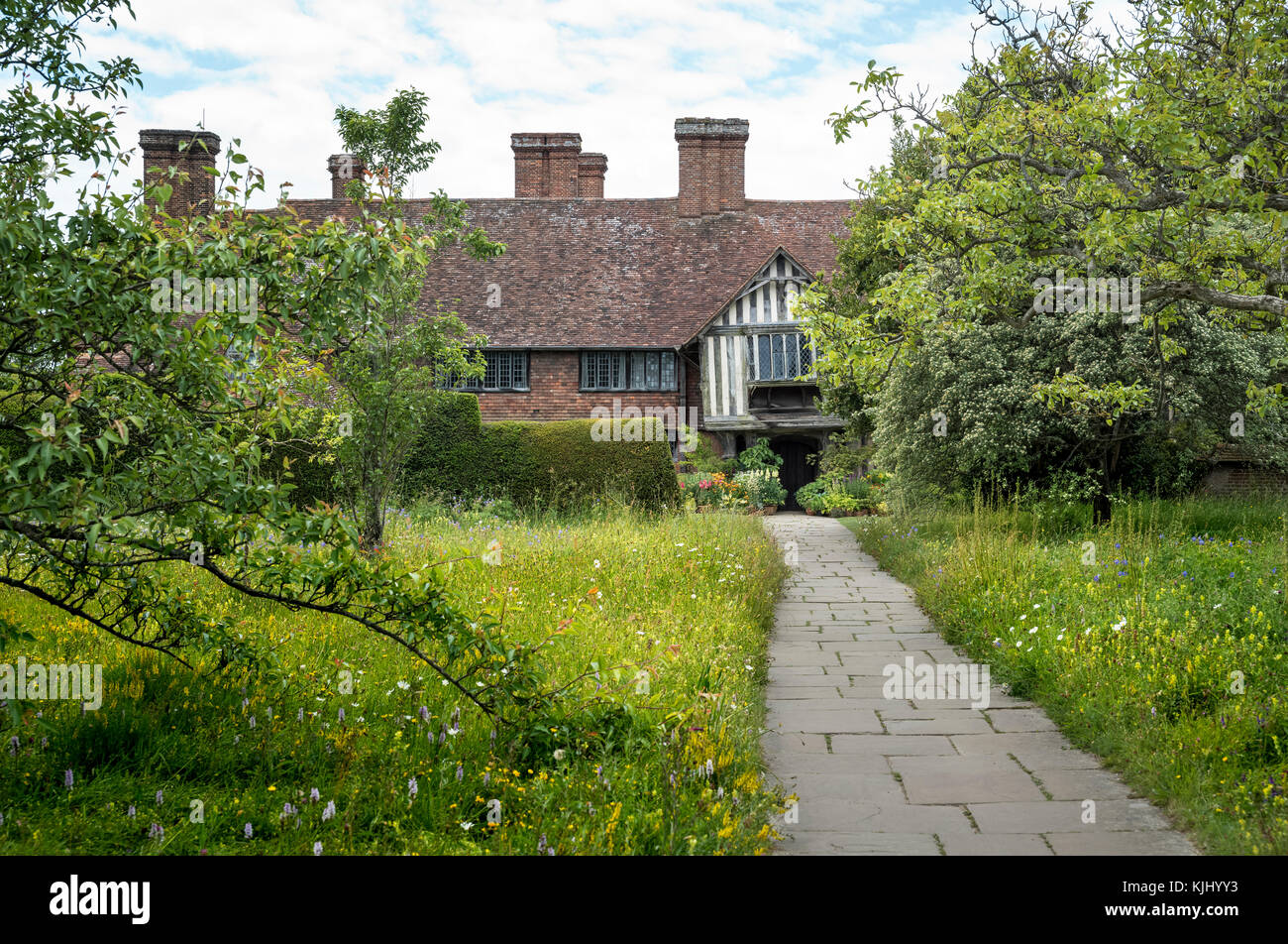 Formal topiary manor house hires stock photography and images Alamy