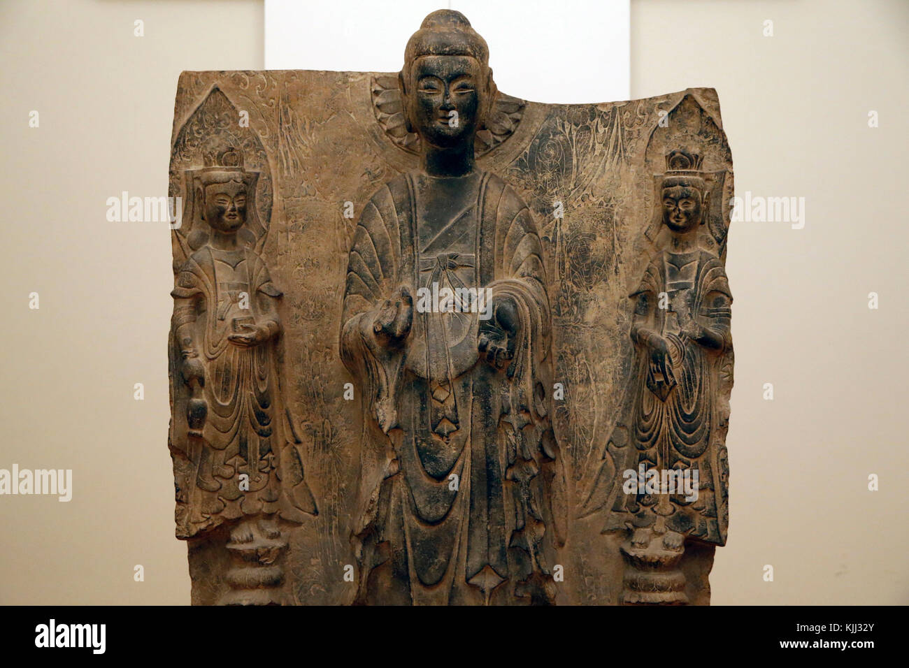 National Museum of Oriental Art, Rome. Calco in gesso di stele cinese raffigurante un buddha e due boddhisatva. Originale in pietra risalente alla din Stock Photo