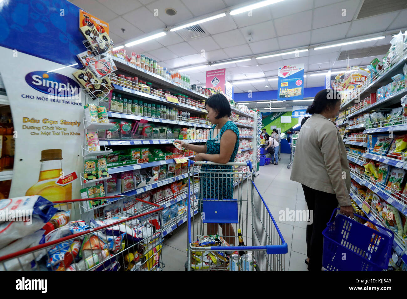 Coopmart vietnamese supermarket.  Woman shopping.  Ho Chi Minh City. Vietnam. Stock Photo
