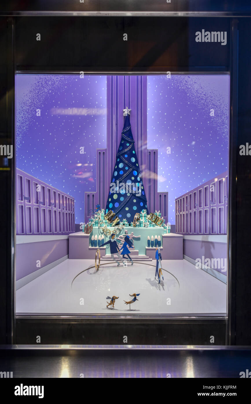 NEW YORK, NY - DECEMBER 25, 2014: A miniature holiday window scene in ...