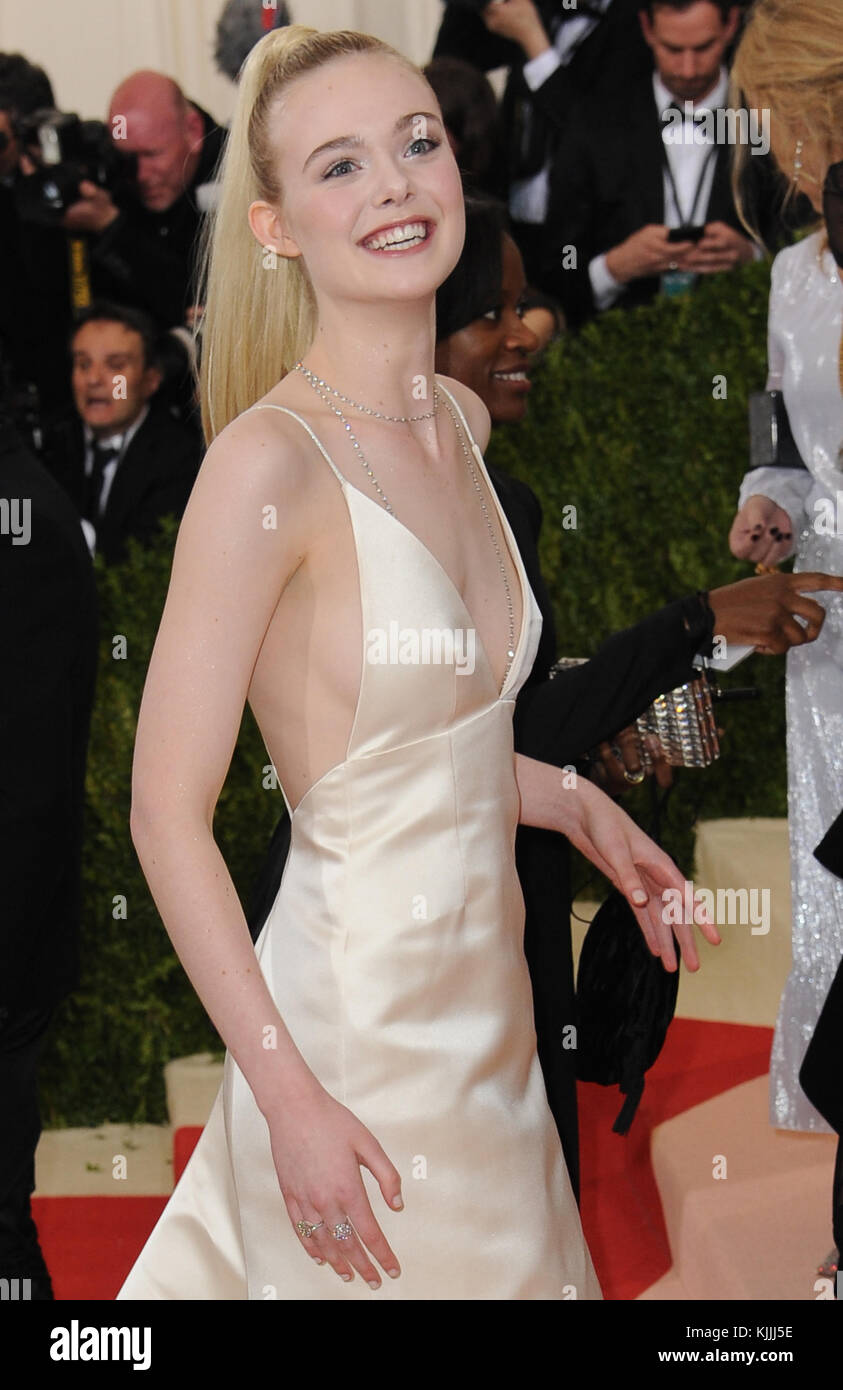 Smuk kort hvis NEW YORK, NY - MAY 02: (Embargoed till 05/03/16) Elle Fanning arrives for  the 'Manus x Machina: Fashion In An Age Of Technology' Costume Institute  Gala at Metropolitan Museum of Art on