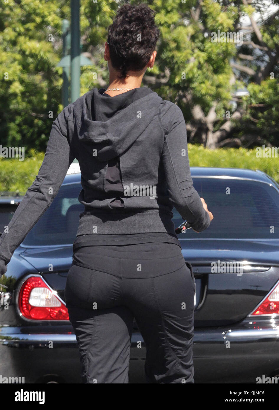 BEVERLY HILLS, CA - MAY 02: Nicole Murphy spotted grocery shopping at