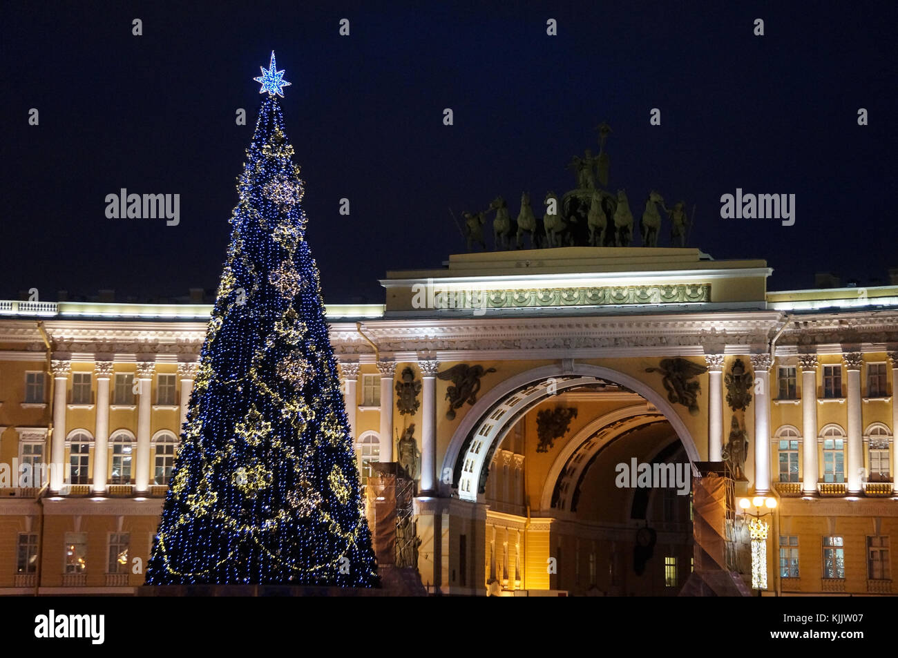 Christmas tree in Saint Petersburg's Palace Square Stock Photo Alamy