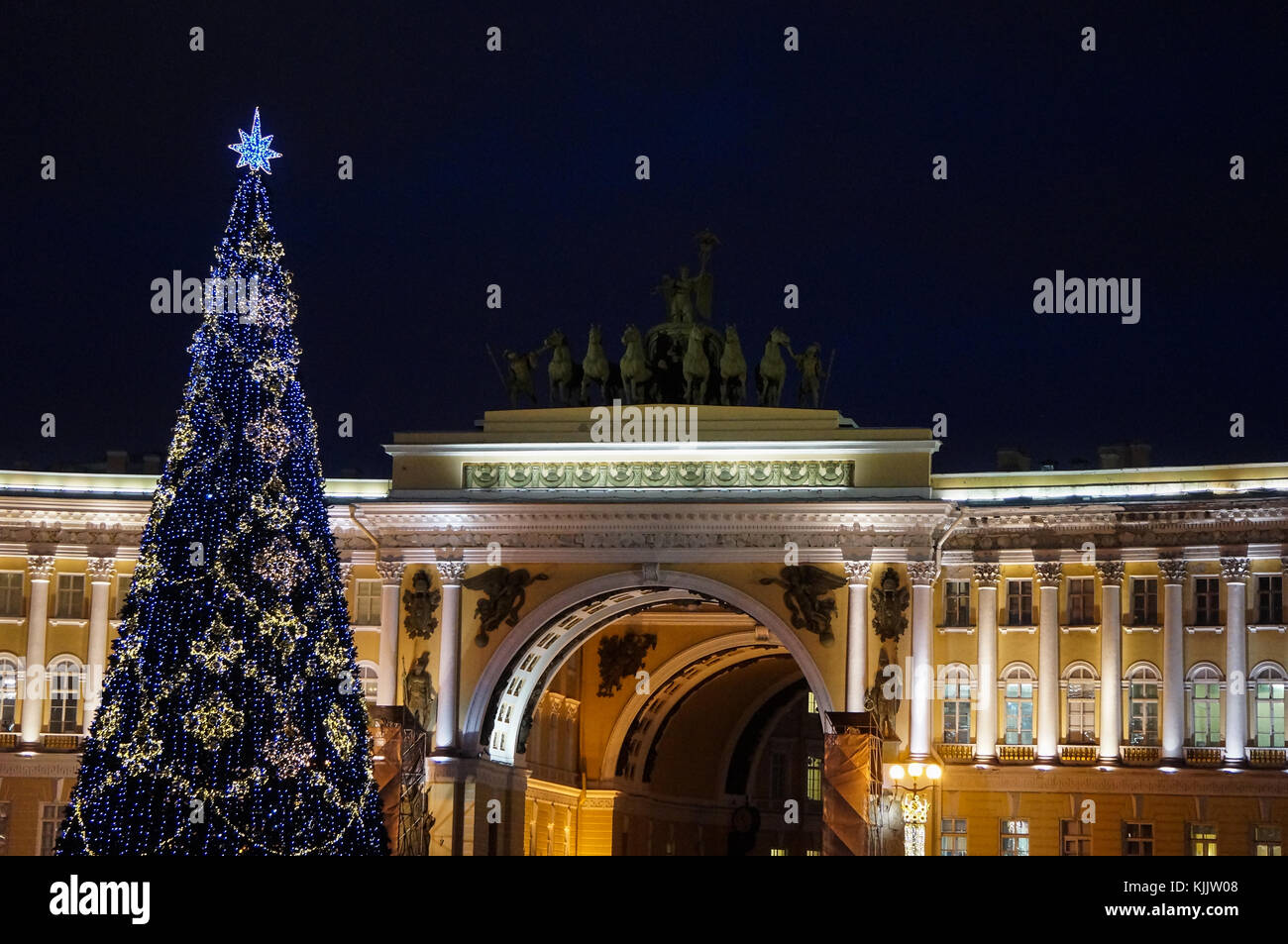 Christmas tree in Saint Petersburg's Palace Square Stock Photo Alamy