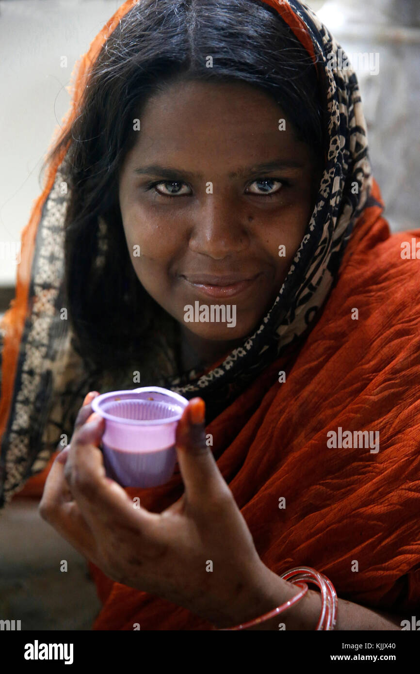 Woman drinking tea in Nizamuddin dergah, Delhi, India. Stock Photo